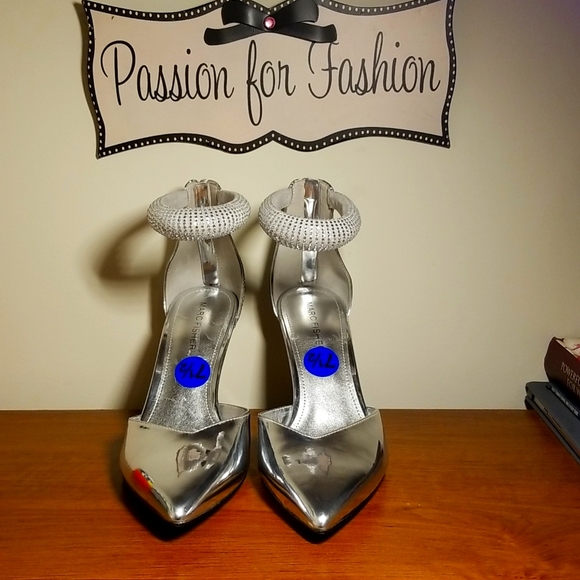 Metallic Silver Heels: worn once. Right Heel needs repair - Picture 1 of 3